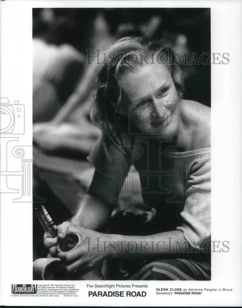 1997 Press Photo Glenn Close stars as Adrienne Pargiter in Paradise Road - Historic Images