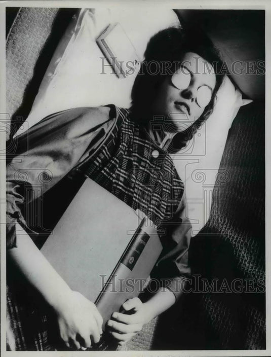 1961 Press Photo A teen ager relaxes with cucumbers on eyes for facial - Historic Images