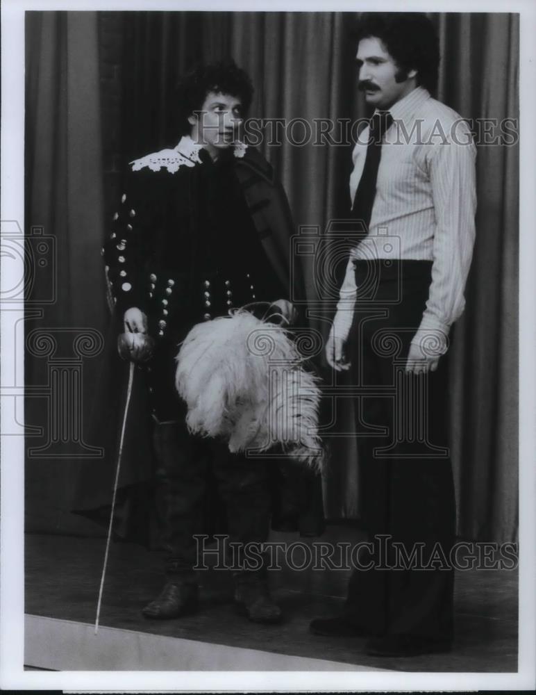 1977 Press Photo Ron Palillo and Gabe Kaplan on Welcome Back Kotter TV Show - Historic Images