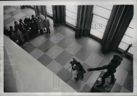 1957 Press Photo George Rowen taking Group Picture in United Nations Hall - Historic Images