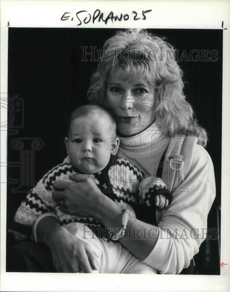 1991 Press Photo Soprano Elizabeth Holleque and son Giacomo, will star as - Historic Images