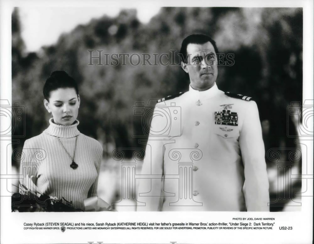 1995 Press Photo Steven Seagal Katherine Heigl in Under Siege 2: Dark Territory - Historic Images