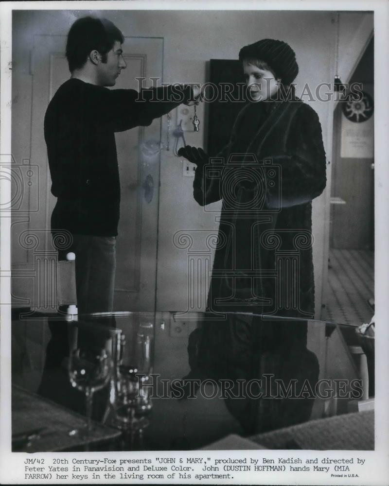 1970 Press Photo Dustin Hoffman and Mia Farrow in John &amp; Mary - cvp22363 - Historic Images