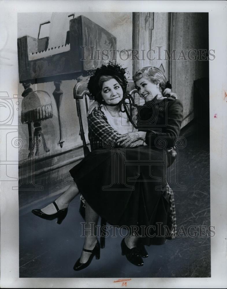 1975 Press Photo Patsy Kelly and Irene O&#39;Dare in &quot;Irene&quot; - cvp26980 - Historic Images