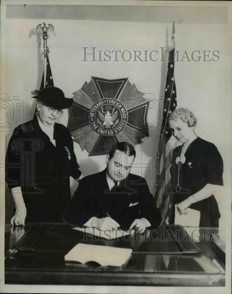 1937 Press Photo Commander in Chief Scott P. Soutres Signing A Protest - Historic Images