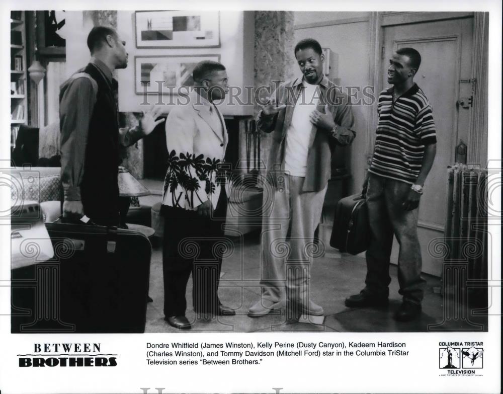 Press Photo Dondre Whitfield and Kelly Perine in BETWEEN BROTHERS - cvp24950 - Historic Images