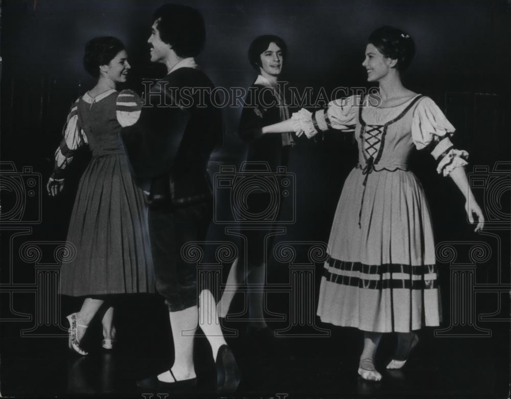 1976 Press Photo Members of the Wendy Hilton Baroque Dance Co. - cvp22227 - Historic Images