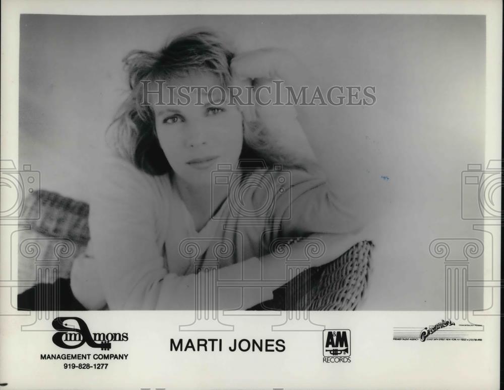 1988 Press Photo Marti Jones in the picture - cvp25128 - Historic Images