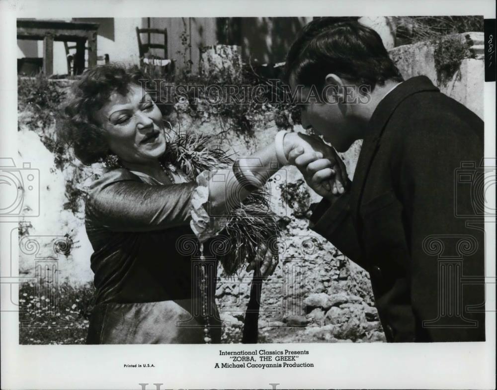 1965 Press Photo Lila Kedrova and Anthony Quinn star in Zorba The Greek - Historic Images