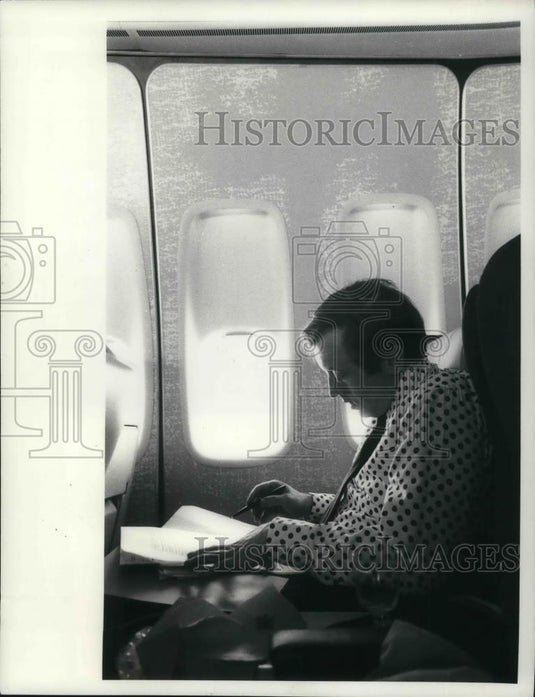 1977 Press Photo David Frost Journalist Comedian and TV Host on airplane - Historic Images