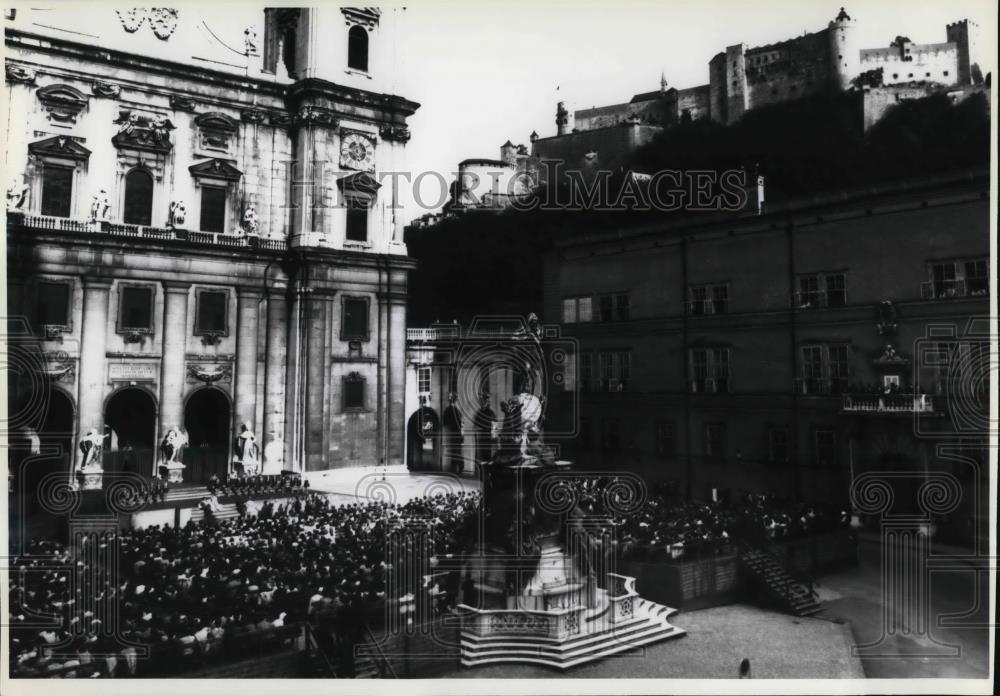 1992 Press Photo Audience enjoys play Everyman at Salzburg Cathedral Austria - Historic Images