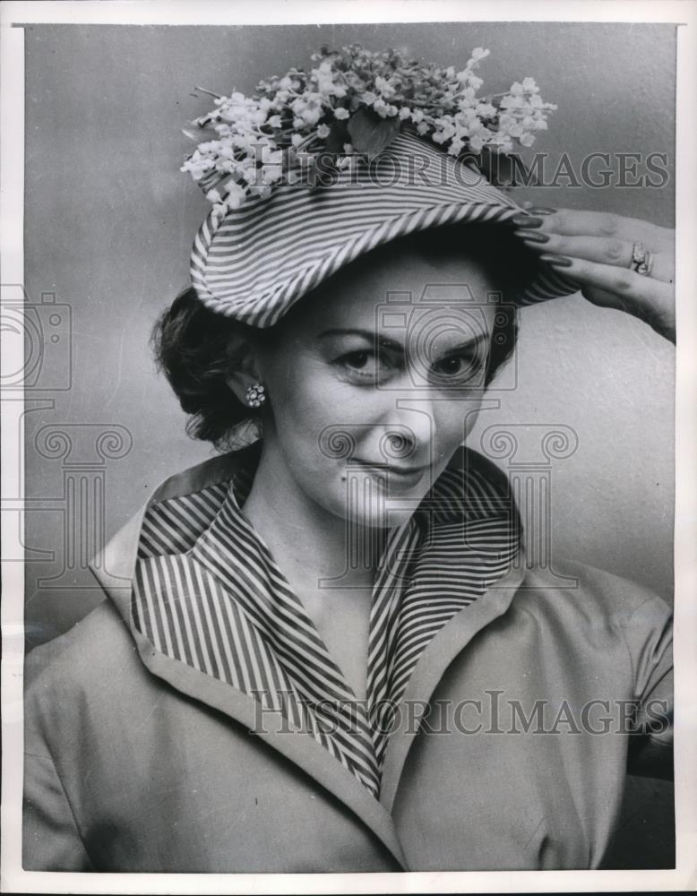 1954 Press Photo The white silk bonnet matches the blouse and cowl neckline suit - Historic Images