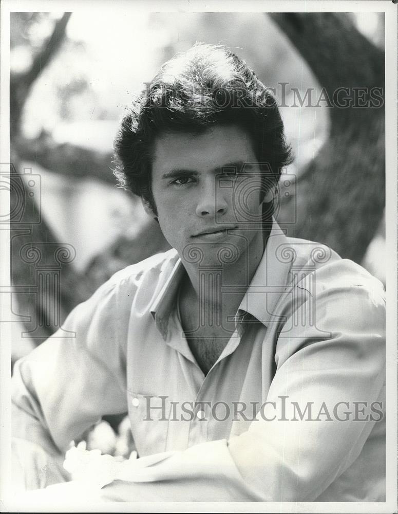 1981 Press Photo Lorenzo Lamas on Falcon Crest - cvp26537 - Historic Images