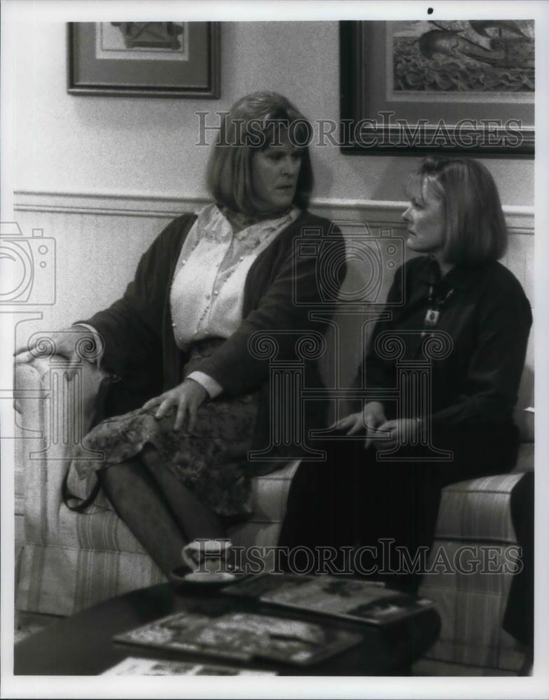 Press Photo John Lithgow and Jane Curtain in a scene from 3rd Rock from the Sun - Historic Images