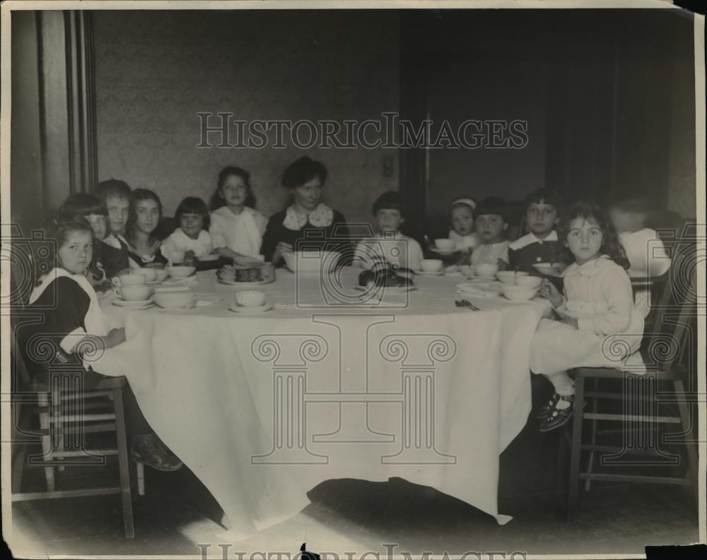 1923 Press Photo Children at Dinner - Historic Images