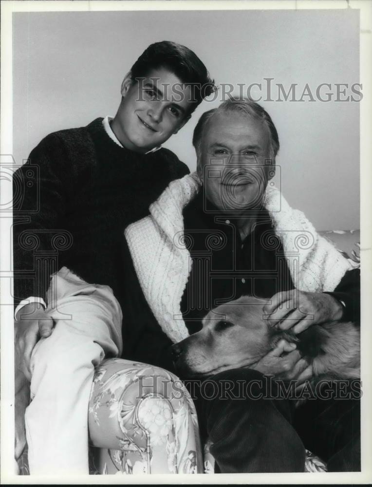 1987 Press Photo Trey Ames and Richard Kiley in A Year in the Life - cvp20104 - Historic Images