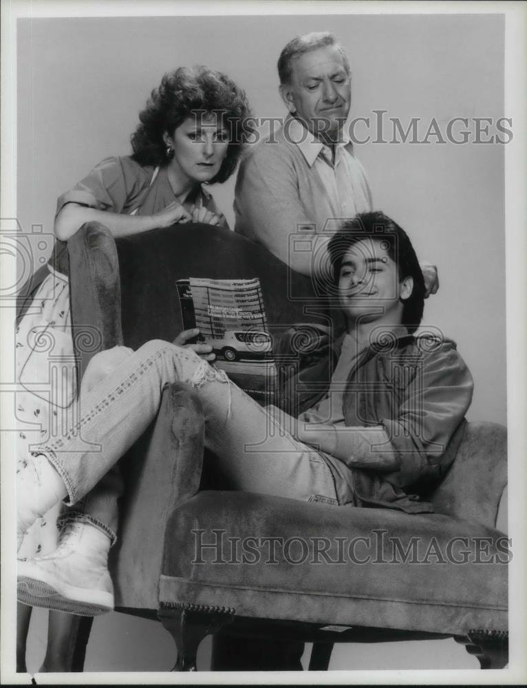 1986 Press Photo Jack Klugman John Stamos Elizabeth Bennett in You Again - Historic Images