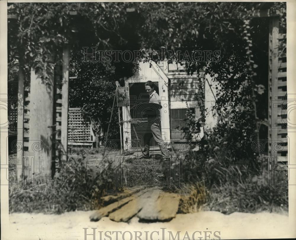 1925 Press Photo Mr. H.M. Poe Works in the Backyard - Historic Images