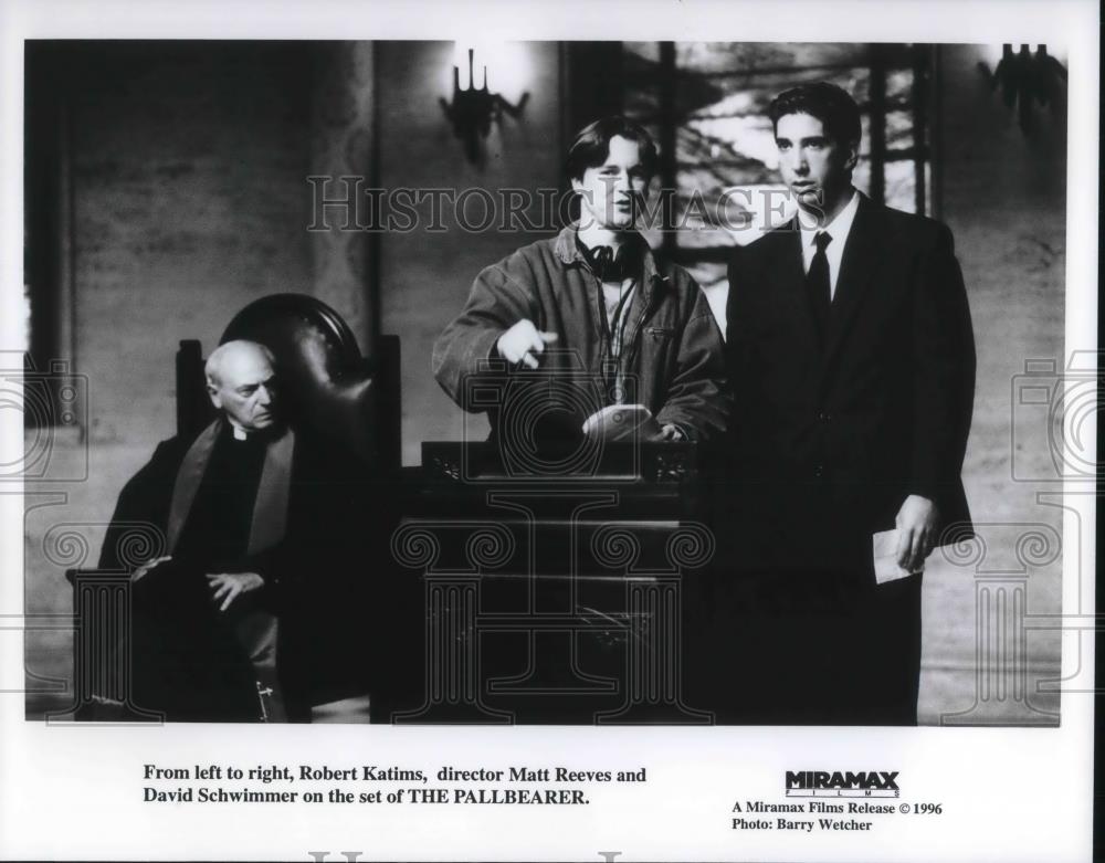 1996 Press Photo Robert Katims, Matt Reeves, David Schwimmer in &quot;ThePallbearer&quot; - Historic Images