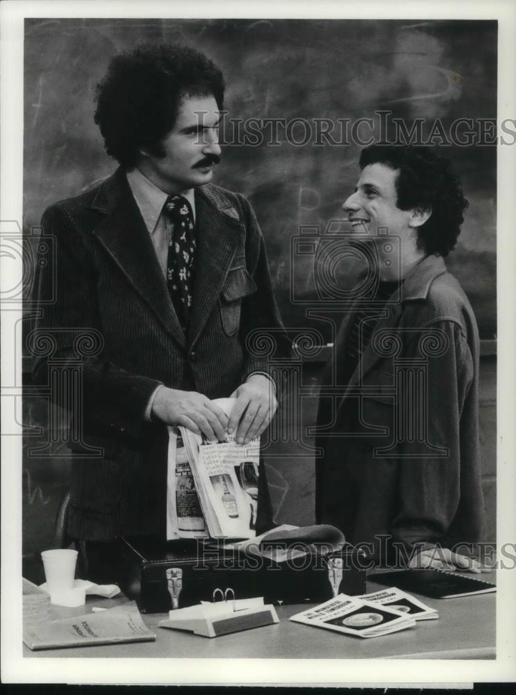1975 Press Photo Gabe Kaplan and Ron Palillo star on Welcome Back Kotter - Historic Images