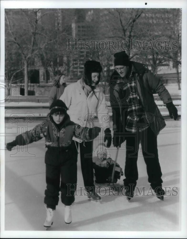 1995 Press Photo Yvonne Zima, Sherry Stringfield & Anthony Edwards in ER - Historic Images