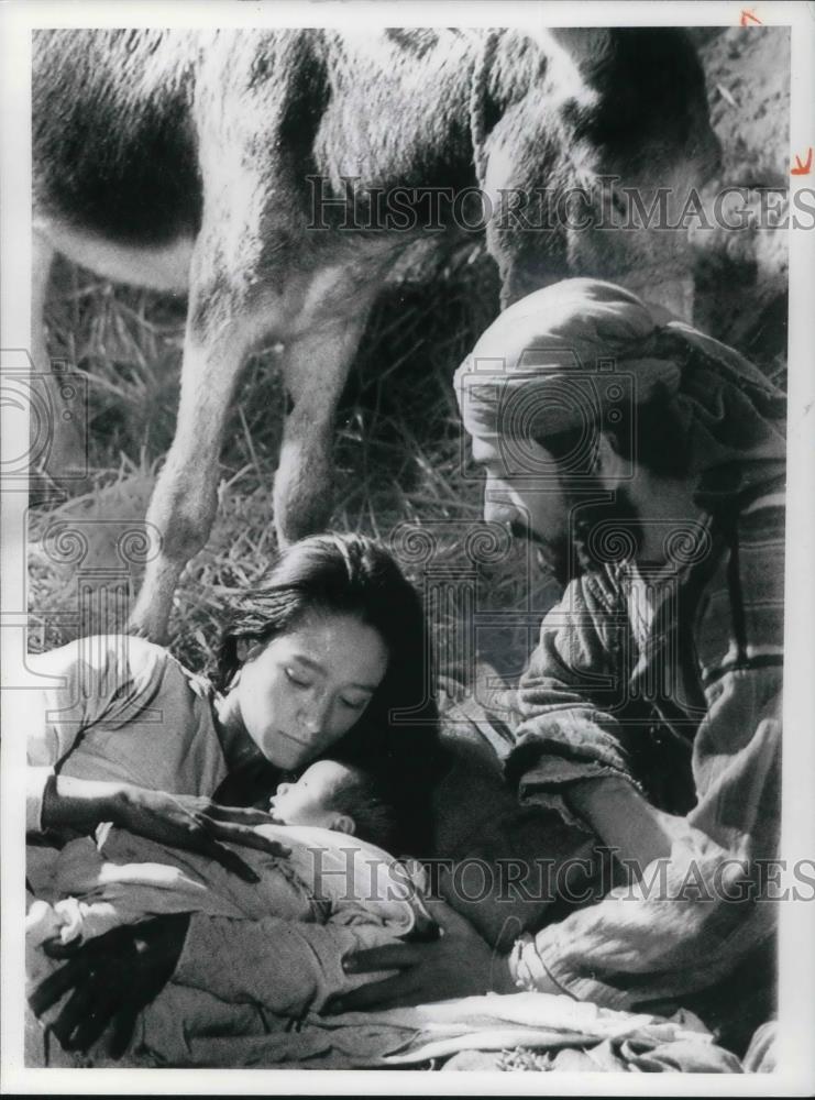 1977 Press Photo Anne Bancroft and James Mason star in Jesus of Nazareth - Historic Images