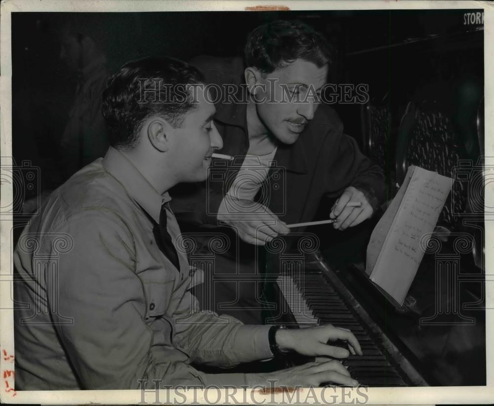 1941 Press Photo William Bloom &amp; Sol Shore at piano writing lyrics to song - Historic Images