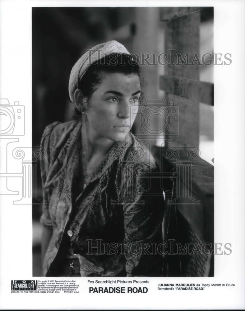 1997 Press Photo Julianna Margulies as Topsy Merritt in Paradise Road - Historic Images