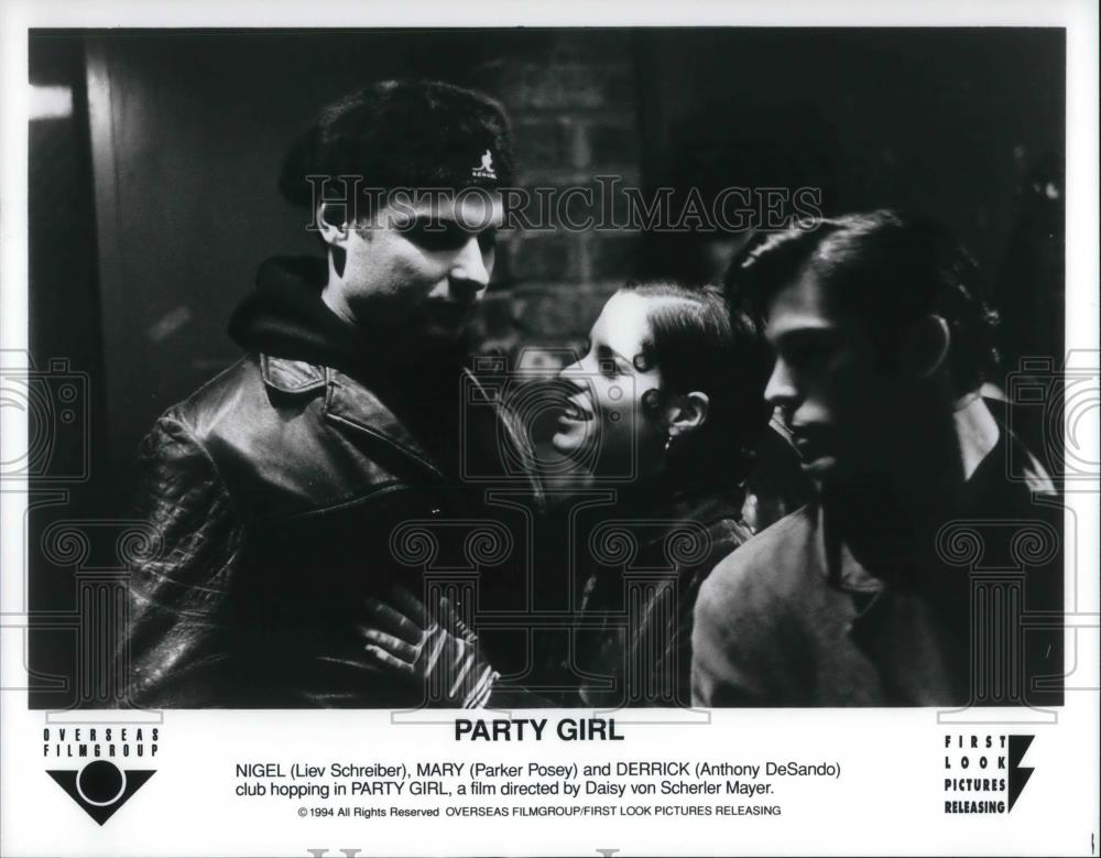 1994 Press Photo Liev Schreiber Parker Posey Anthony DeSando in Party Girl - Historic Images