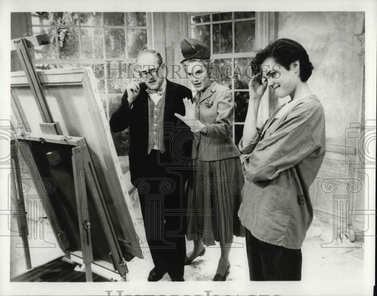 1995 Press Photo George Martin Marion Shields & Elizabeth McGovern In Painting C - Historic Images