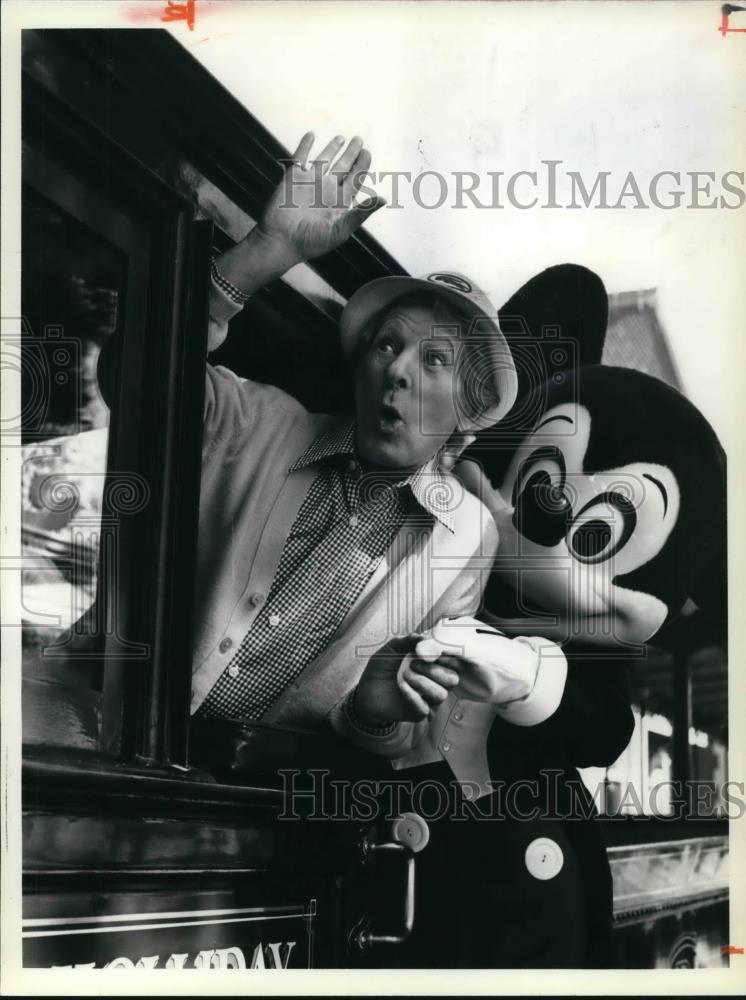 1980 Press Photo Danny Kaye and Mickey Mouse - cvp25855 - Historic Images