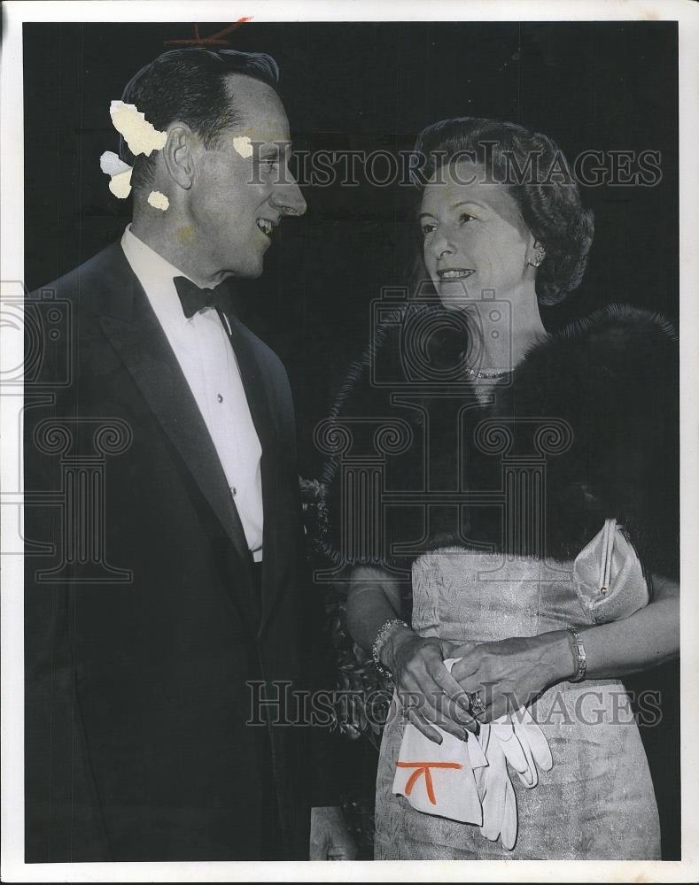 1965 Press Photo Metropolitan Opera Opening Night Mr &amp; Mrs Raymond Firestone - Historic Images