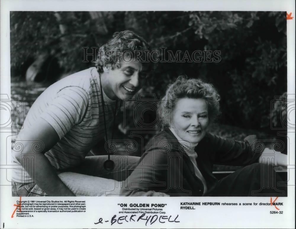 1982 Press Photo Katharine Hepburn rehearses a scene with director Mark Rydell - Historic Images