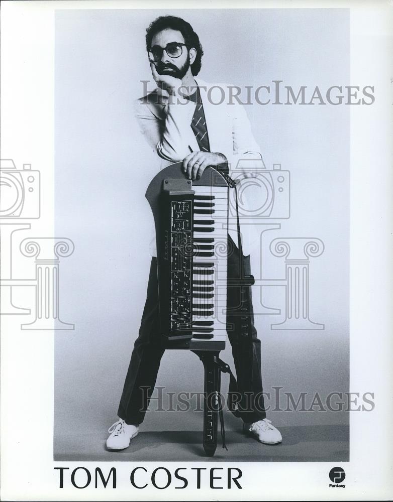 Press Photo Tom Coster holding a piano - cvp26221 - Historic Images