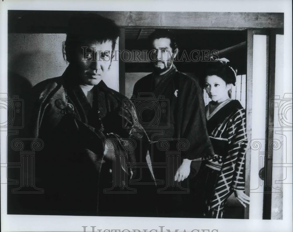 Press Photo Kinnosuke Nakumura Tatsuya Nakadai Ruriko Asaoka in Goyokin - Historic Images