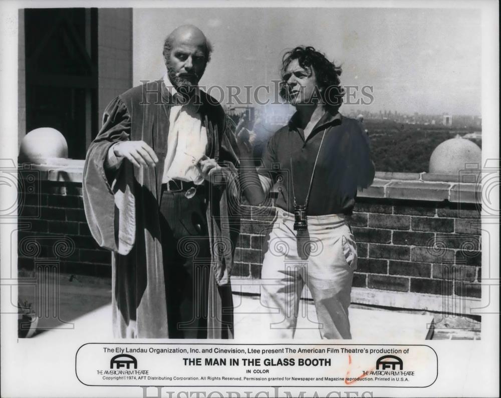 1975 Press Photo Director Arthur Hiller in The Man in the Glass Booth - Historic Images