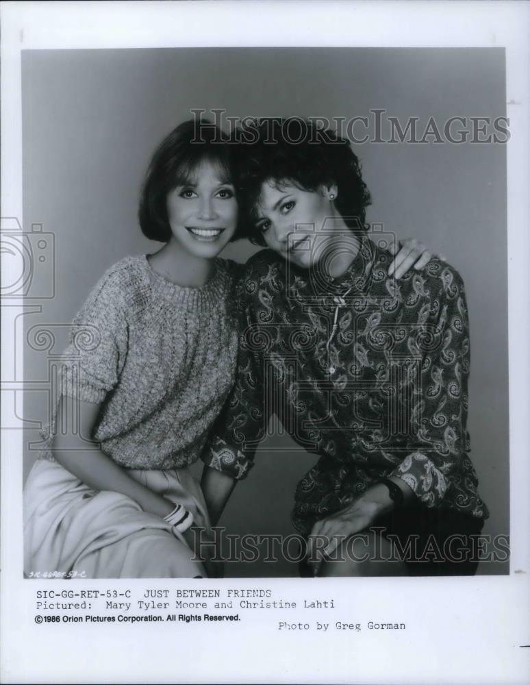 1986 Press Photo Mary Tyler Moore and Christine Lahti in Just Between Friends - Historic Images