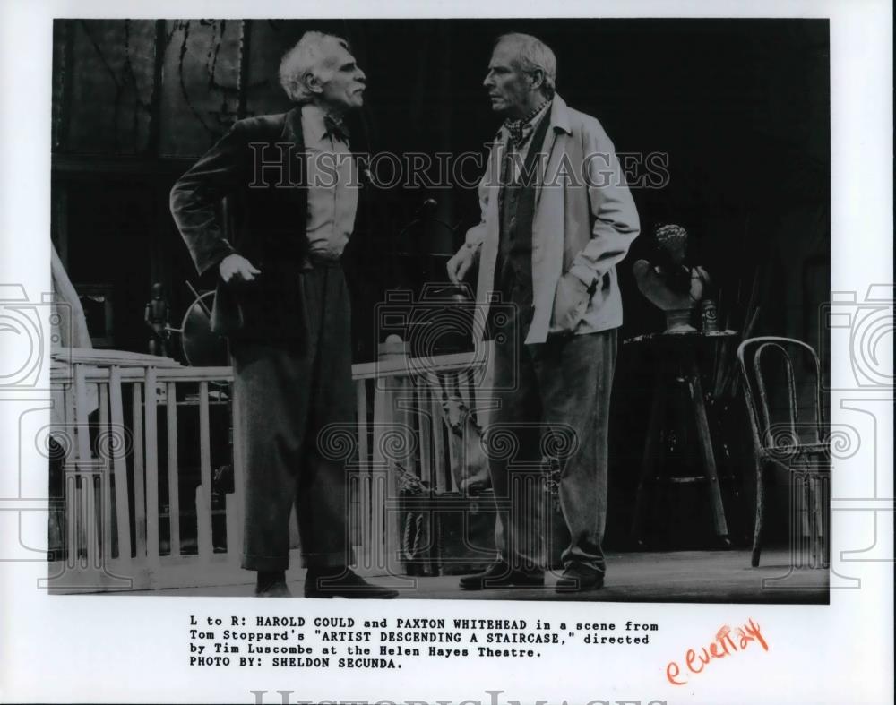 1990 Press Photo Harold Gould Paxton Whitehead in Artist Descending Staircase - Historic Images