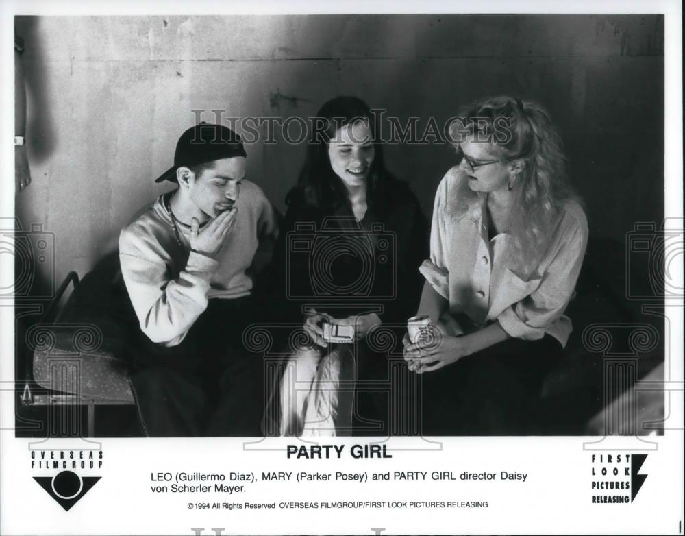 1994 Press Photo Guillermo Diaz Parker Posey in Party Girl - cvp23043 - Historic Images