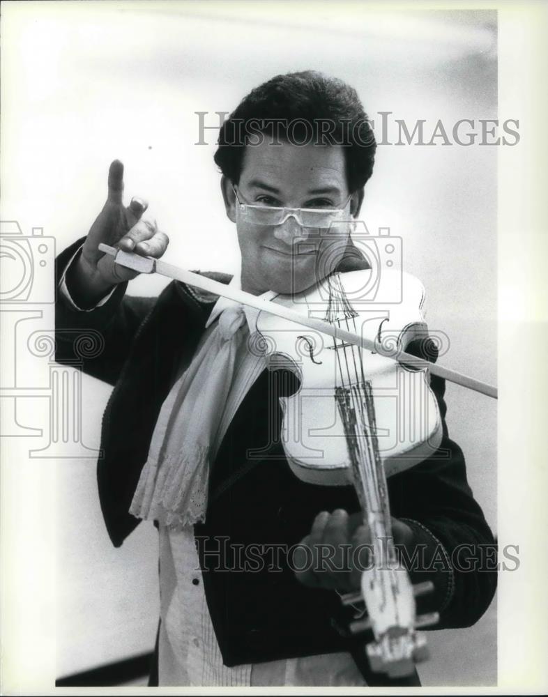 1990 Press Photo Glenn Houry stars in Schubert's Las Serenade - cvp24543 - Historic Images