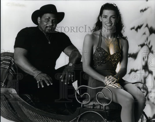 1994 Press Photo Nancy Kerrigan Figure Skater and Aaron Neville Singer - Historic Images