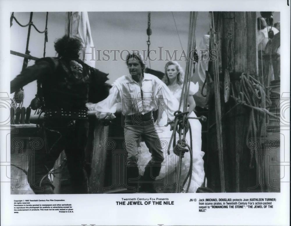 1985 Press Photo Michael Douglas Kathleen Turner in Romancing the Stone - Historic Images