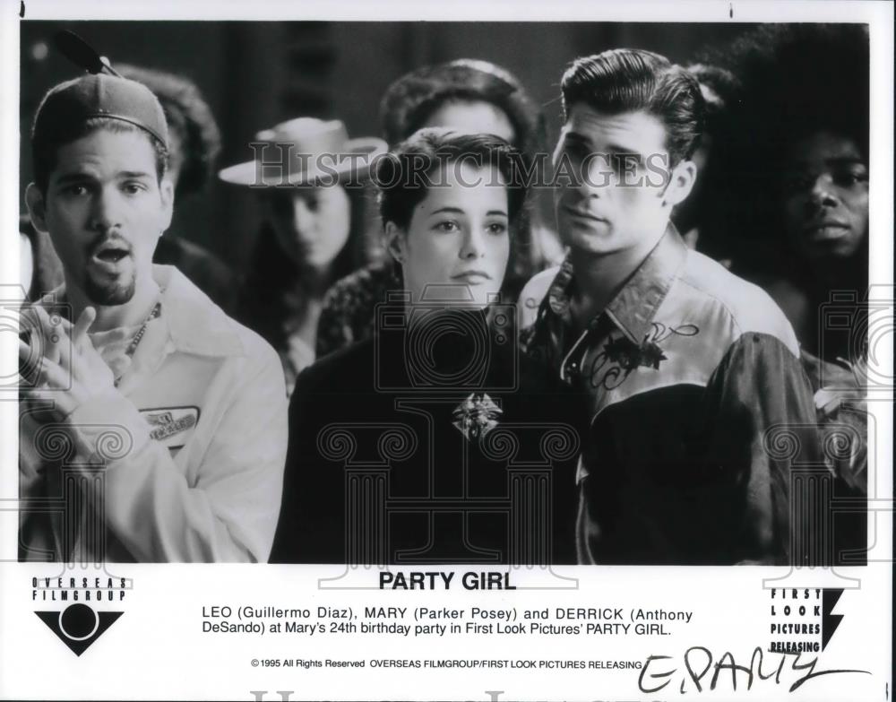 1995 Press Photo Guillermo Diaz, Parker Posey, Anthony DeSando in &quot;Party Girl&quot; - Historic Images