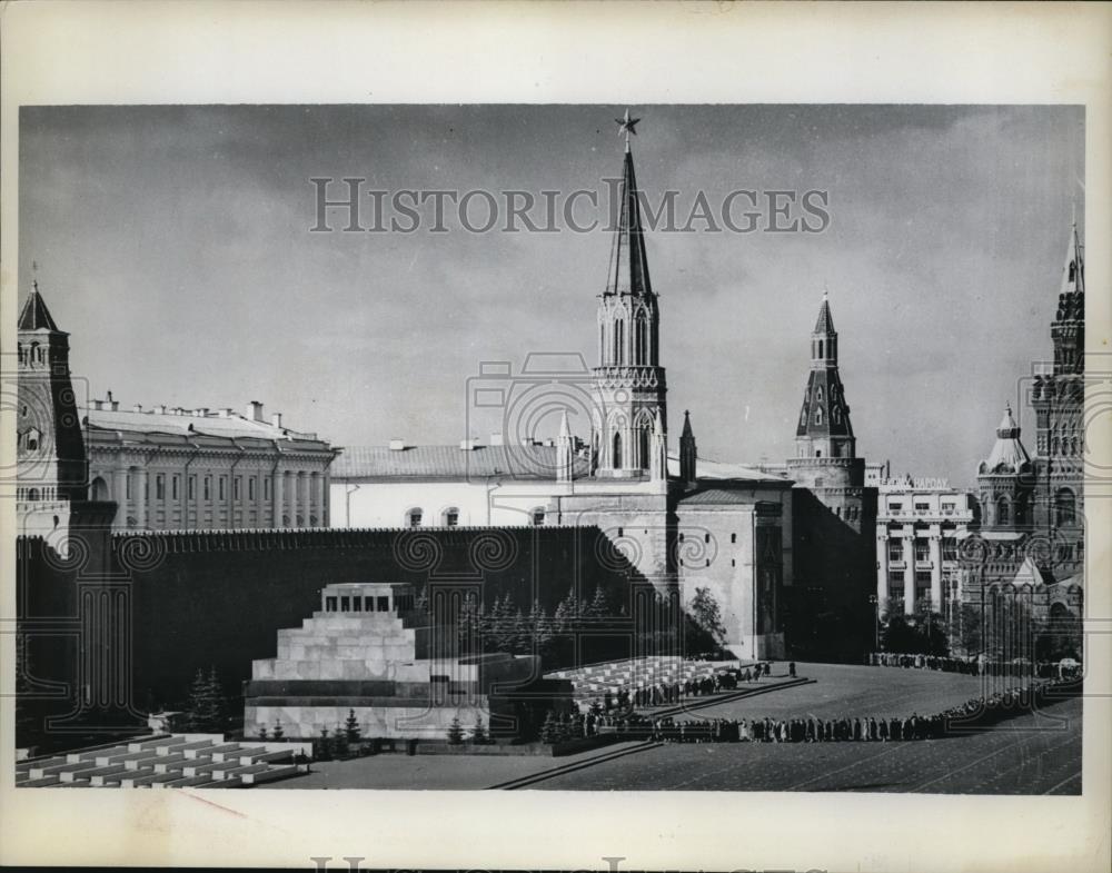 1962 Press Photo Spectators Visiting Lenins Tomb Outside The Kremlin Wall - Historic Images