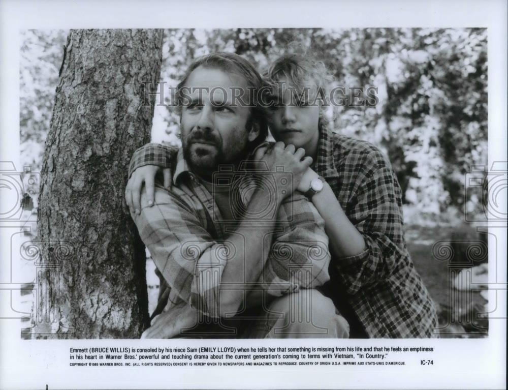 1990 Press Photo Bruce Willis and Emily Lloyd in a scene from In Country - Historic Images