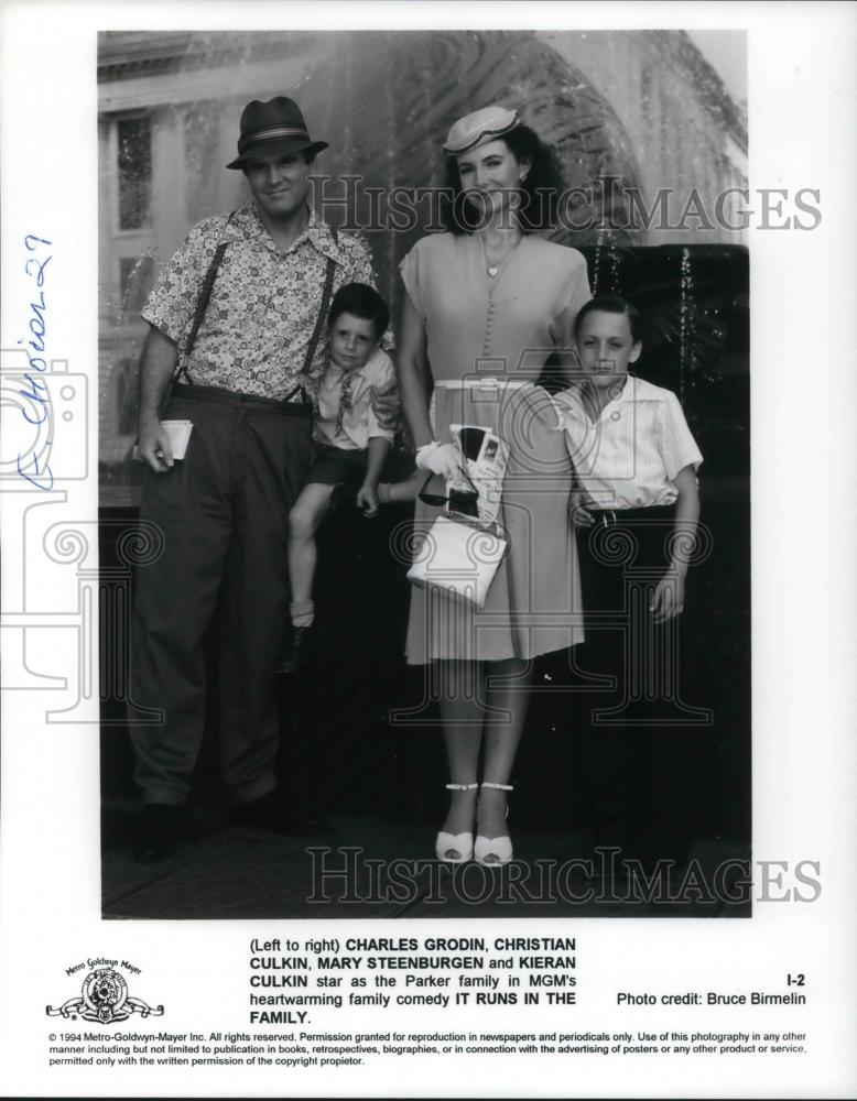 1995 Press Photo Charles Grodin, Christian Culkin in It Runs In the Family - Historic Images