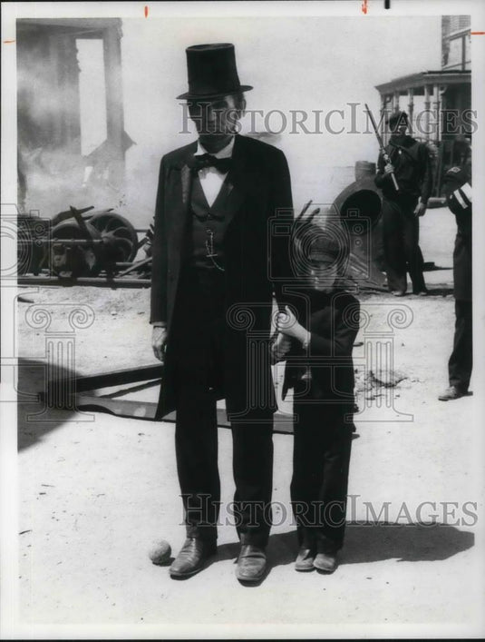 1975 Press Photo Hal Holbrook & John Levine in The Unwilling Warrior - cvp24154 - Historic Images
