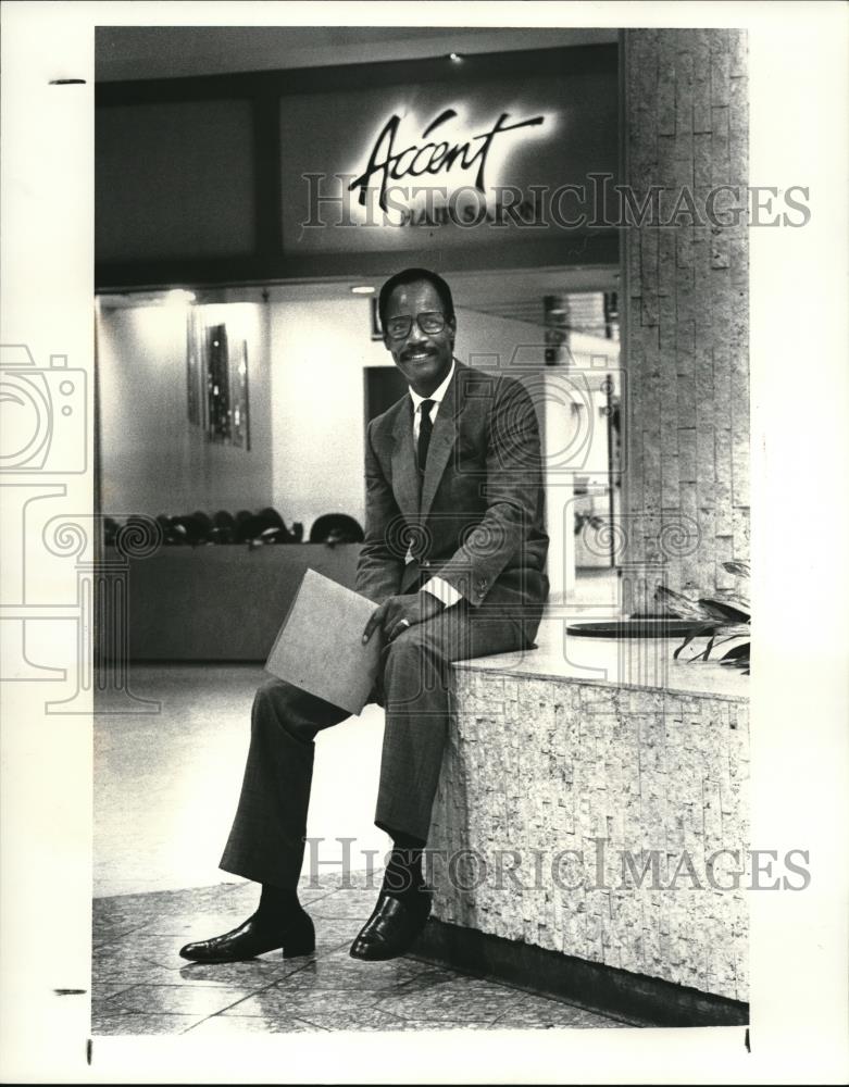 1987 Press Photo Claude Patmon at his new salon - Historic Images