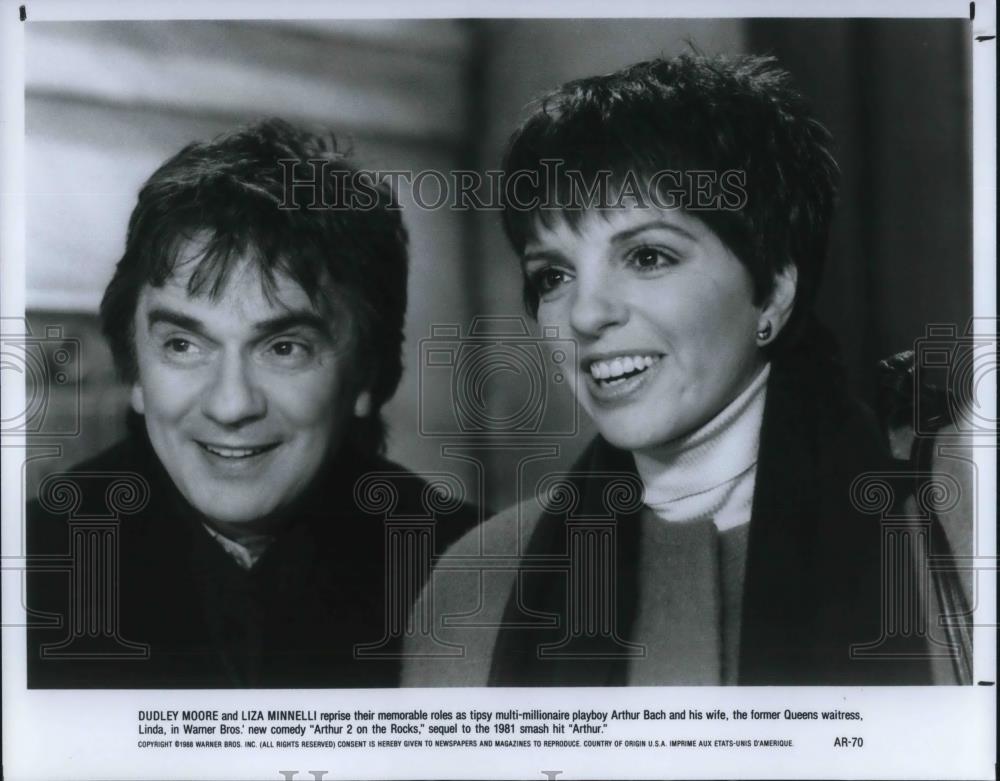 1988 Press Photo Dudley Moore and Liza Minnelli in Arthur 2 on the rocks - Historic Images