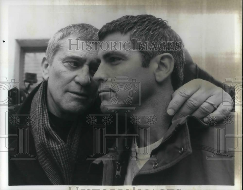 1995 Press Photo George Clooney &amp; James Fareotino in ER - cvp20272 - Historic Images